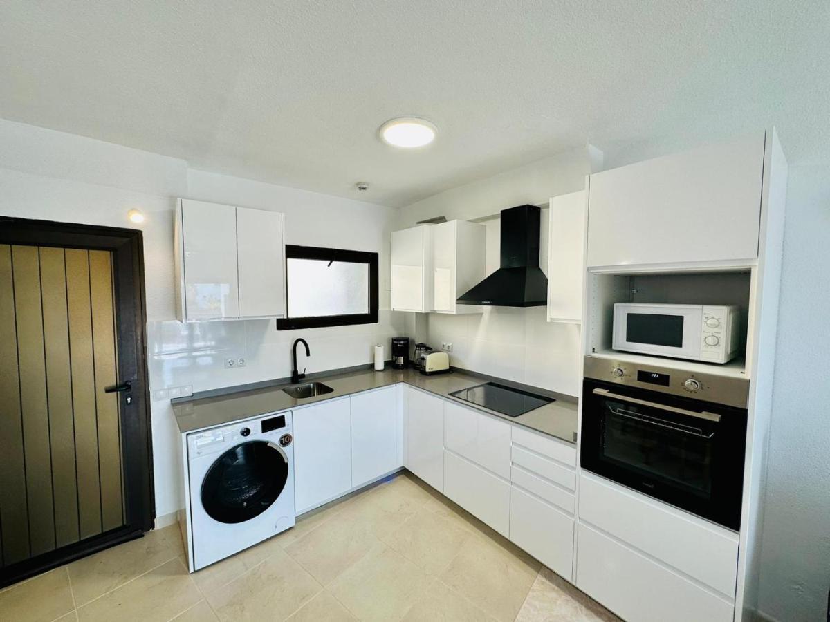 Ocean Front Cozy 2 Bedroom, 3 Beds Spacious- Netflix, Pool, Beach Lift & Fast Wifi Playa del Ingles  Exterior photo