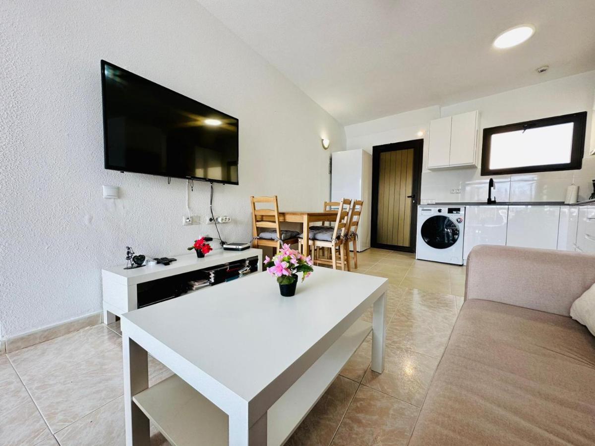 Ocean Front Cozy 2 Bedroom, 3 Beds Spacious- Netflix, Pool, Beach Lift & Fast Wifi Playa del Ingles  Room photo