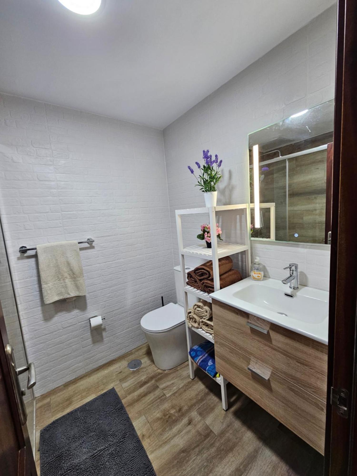 Ocean Front Cozy 2 Bedroom, 3 Beds Spacious- Netflix, Pool, Beach Lift & Fast Wifi Playa del Ingles  Exterior photo